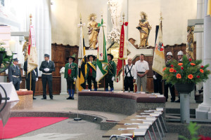 Die Fahnenträger der Vereine bei der Messe in der Kirche.